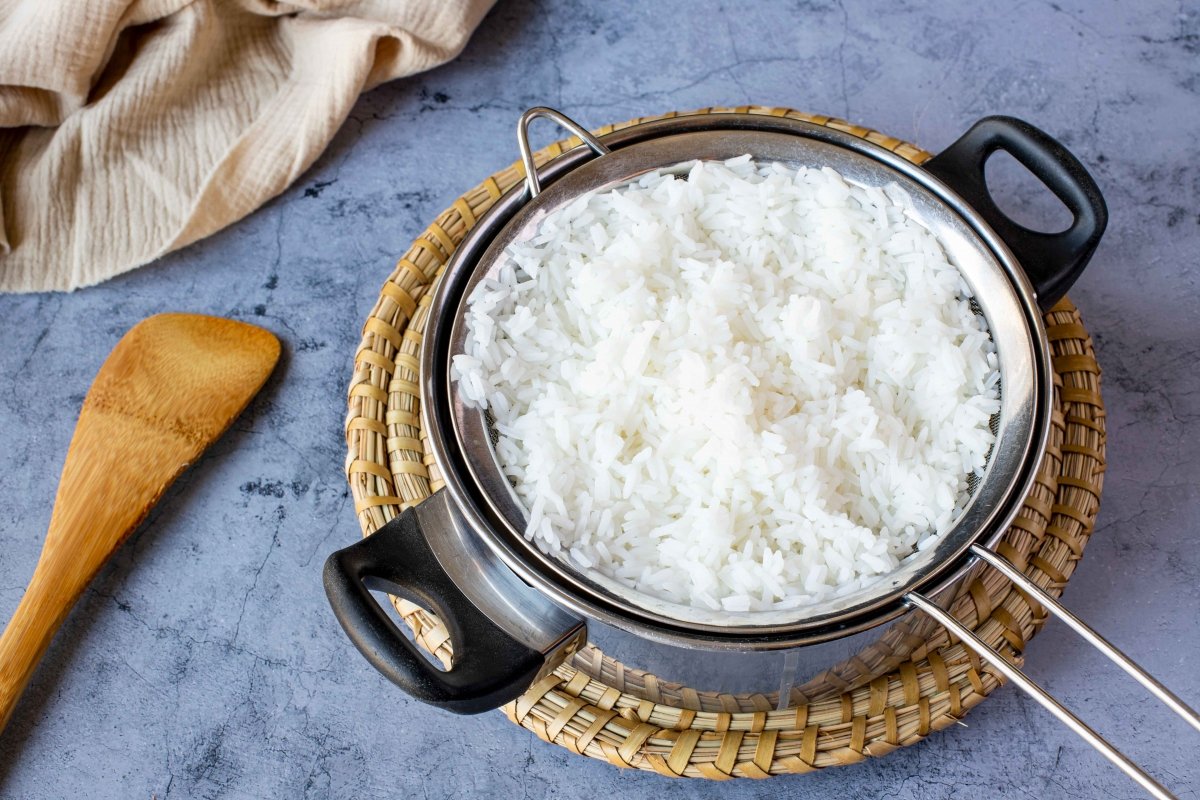Cocer el arroz para acompañar el curry rojo de verduras y pollo