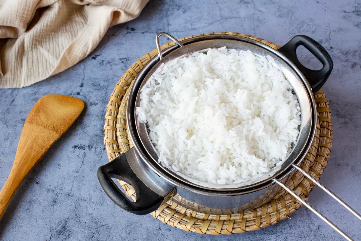 Cocer el arroz para acompañar el curry rojo de verduras y pollo *