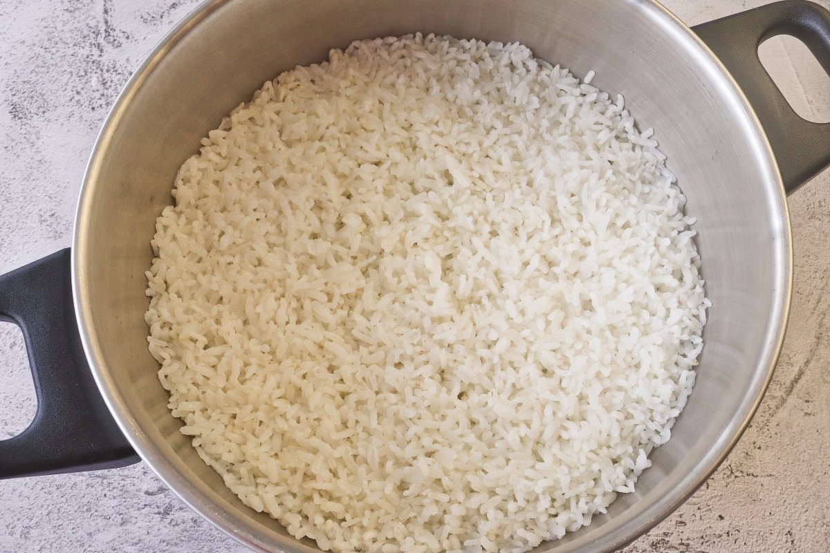 Cocer el arroz para el onigiri