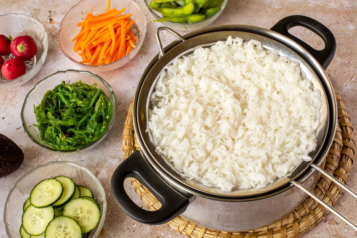 Cocer el arroz para el poke bowl de atún marinado y arroz