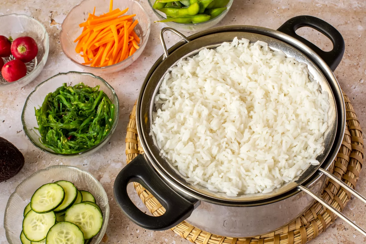 Cocer el arroz para el poke bowl de atún marinado y arroz *