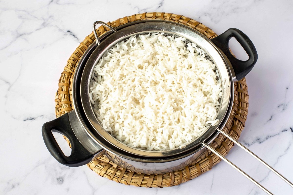 Cocer el arroz para el poke bowl de quinoa y arroz vegano
