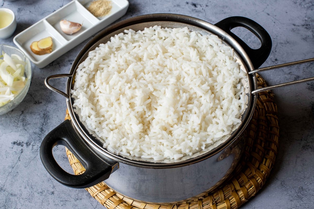 Cocer el arroz para hacer el kubak con gambas