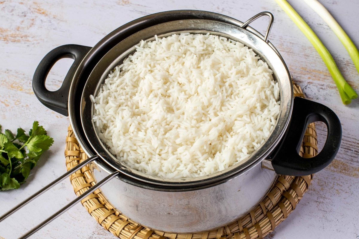 Cocer el arroz y reservar para el emplatado del pollo al curry con arroz rápido