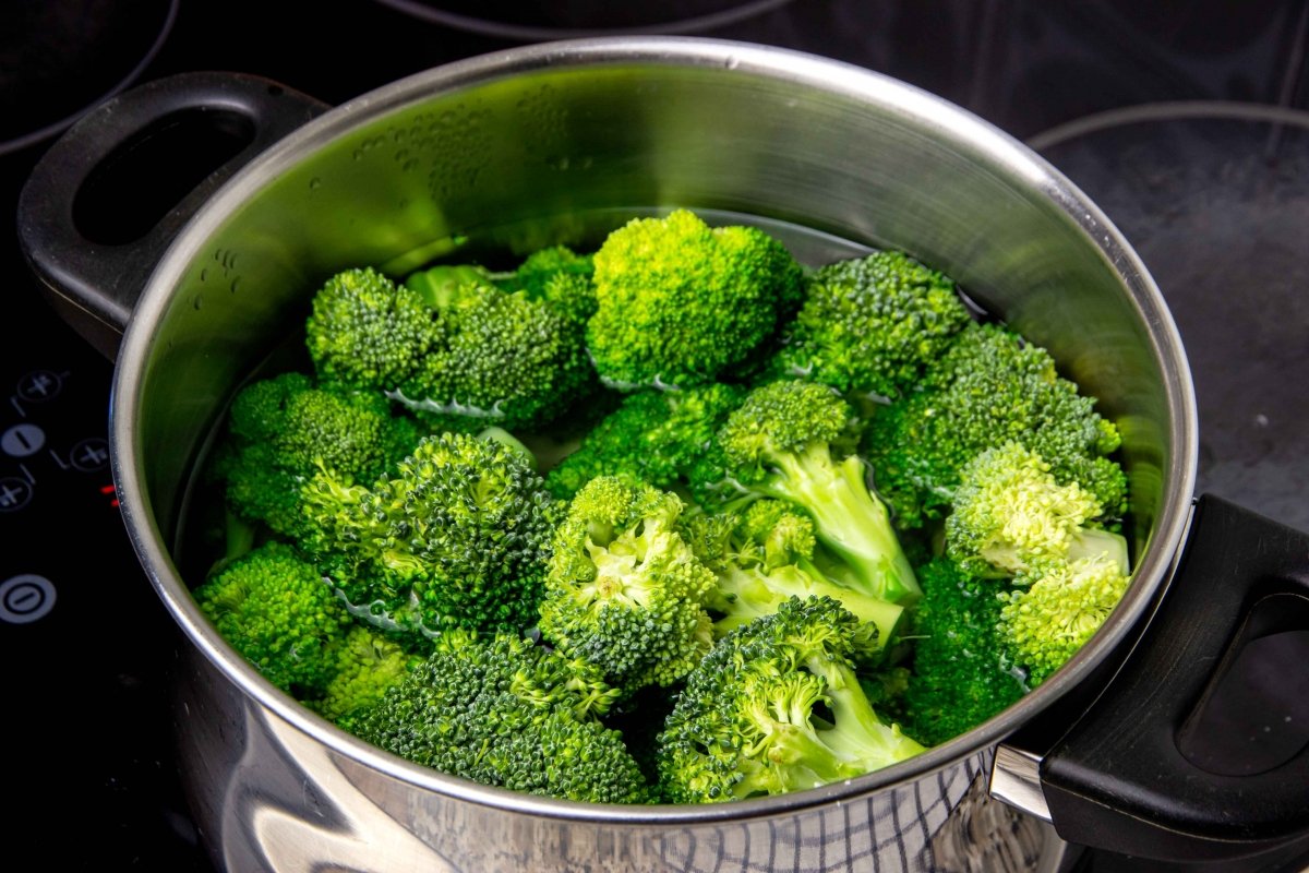 Cocer el brócoli en agua y sal
