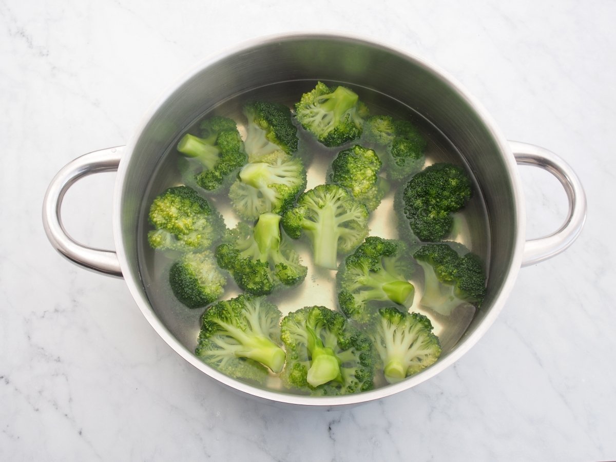 Cocer el brócoli para el brócoli con bechamel