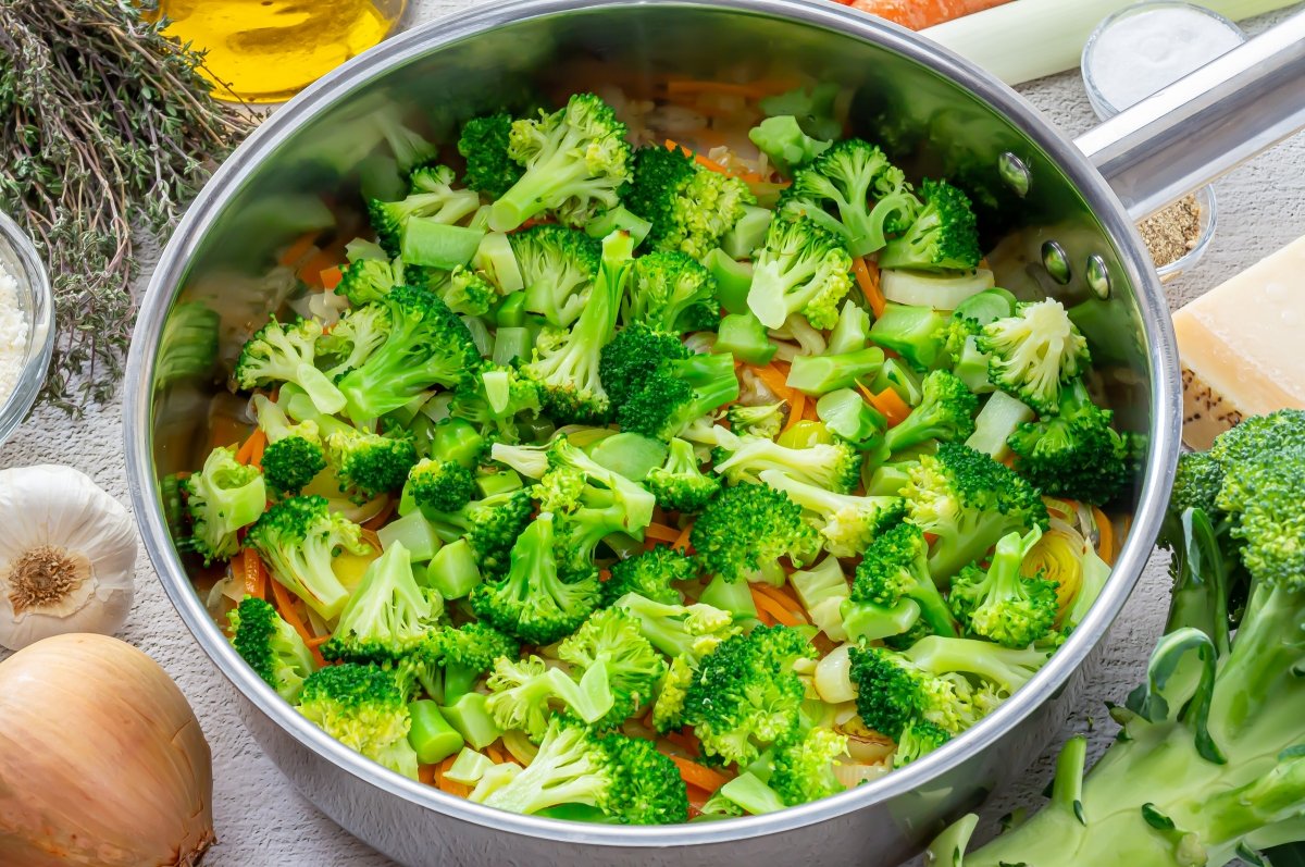 Cocer el brócoli y echarlo a la sartén
