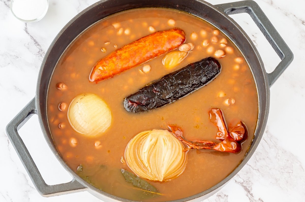 Cocer el chorizo y la morcilla de los caparrones con sus sacramentos