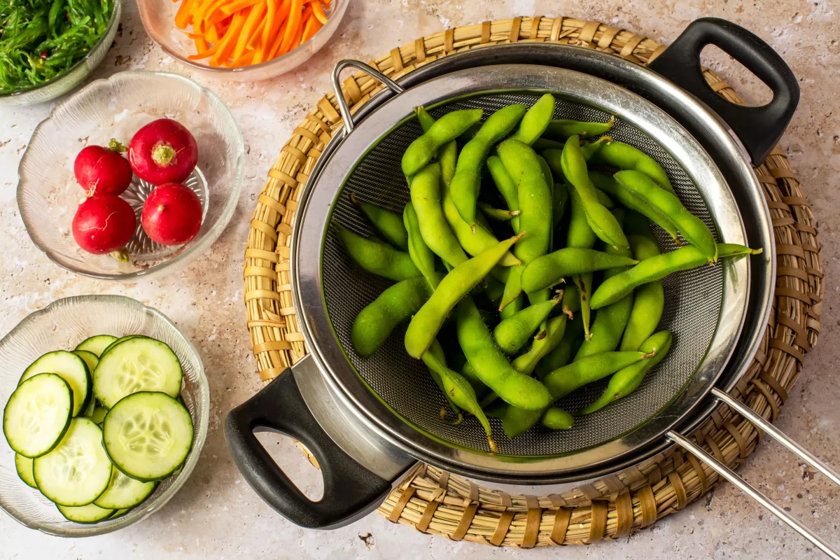 Cocer el edamame para el poke bowl de atún marinado y arroz *