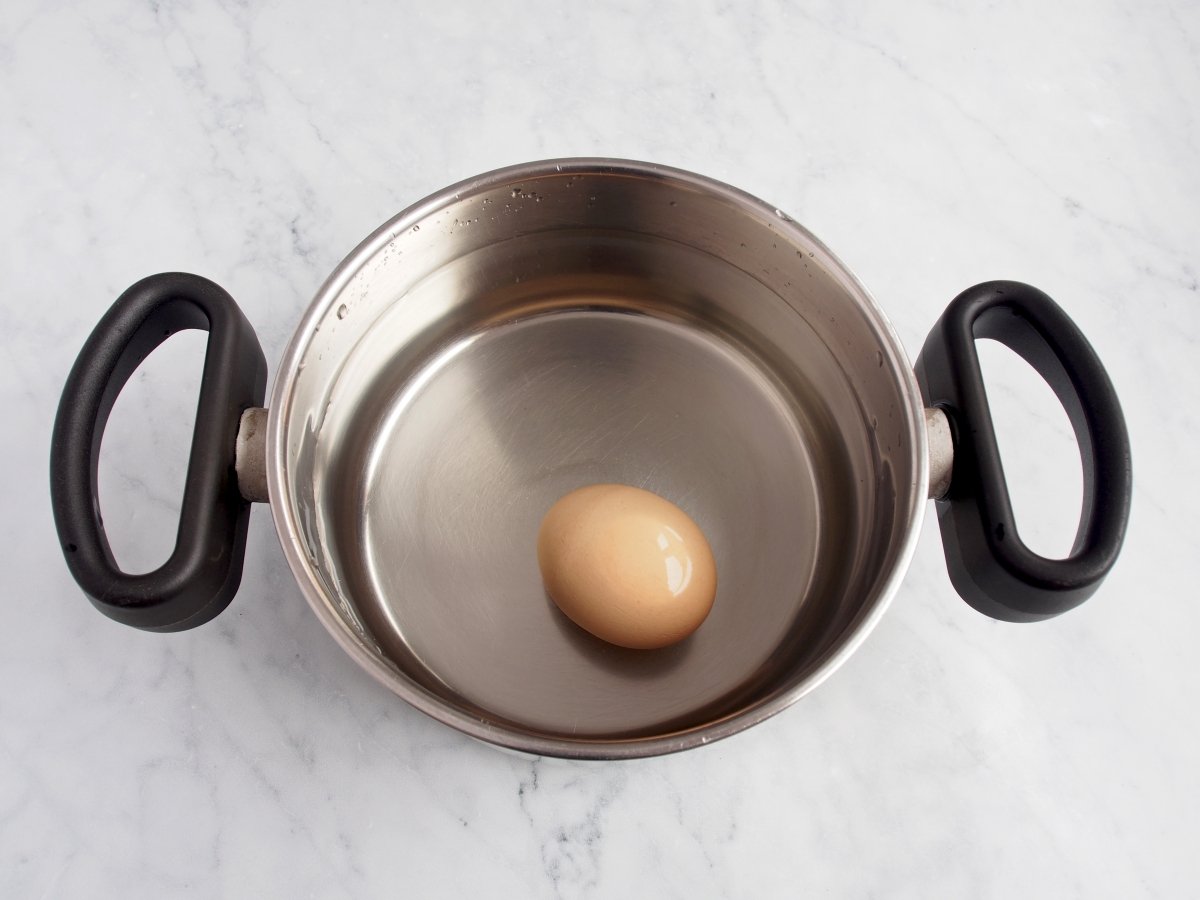 Cocer el huevo para el pollo en pepitoria