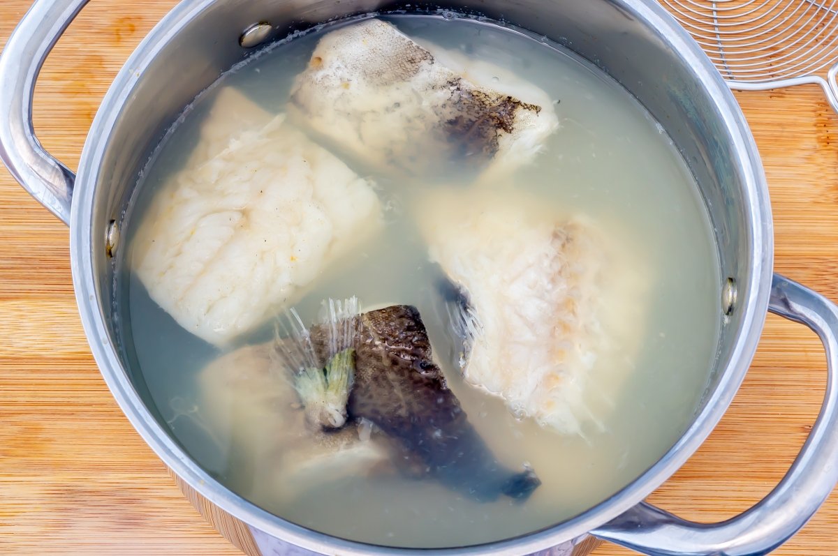 Cocer el pescado para el sancocho canario