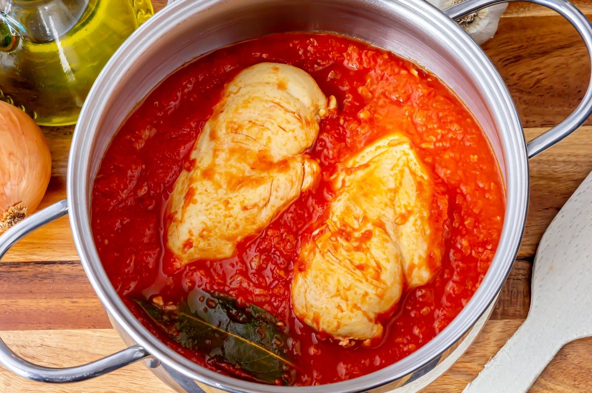 Cocer el pollo en la salsa de tomate
