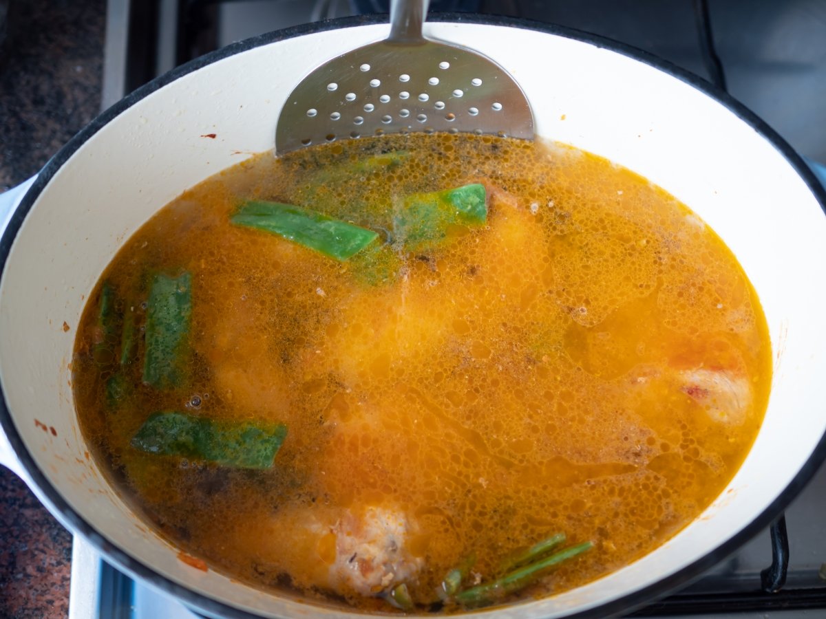 Cocer el pollo para el arroz caldoso de pollo