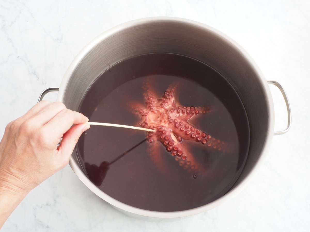 Cocer el pulpo para el pulpo a Lagareiro