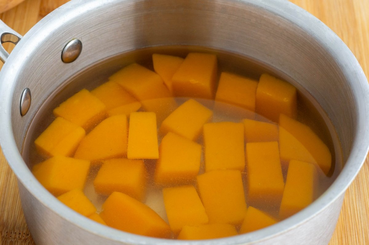 Cocer la calabaza para las sopaipillas
