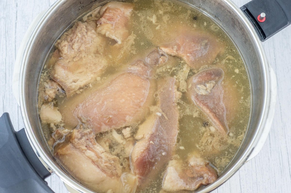 Cocer la careta para el morro de cerdo frito