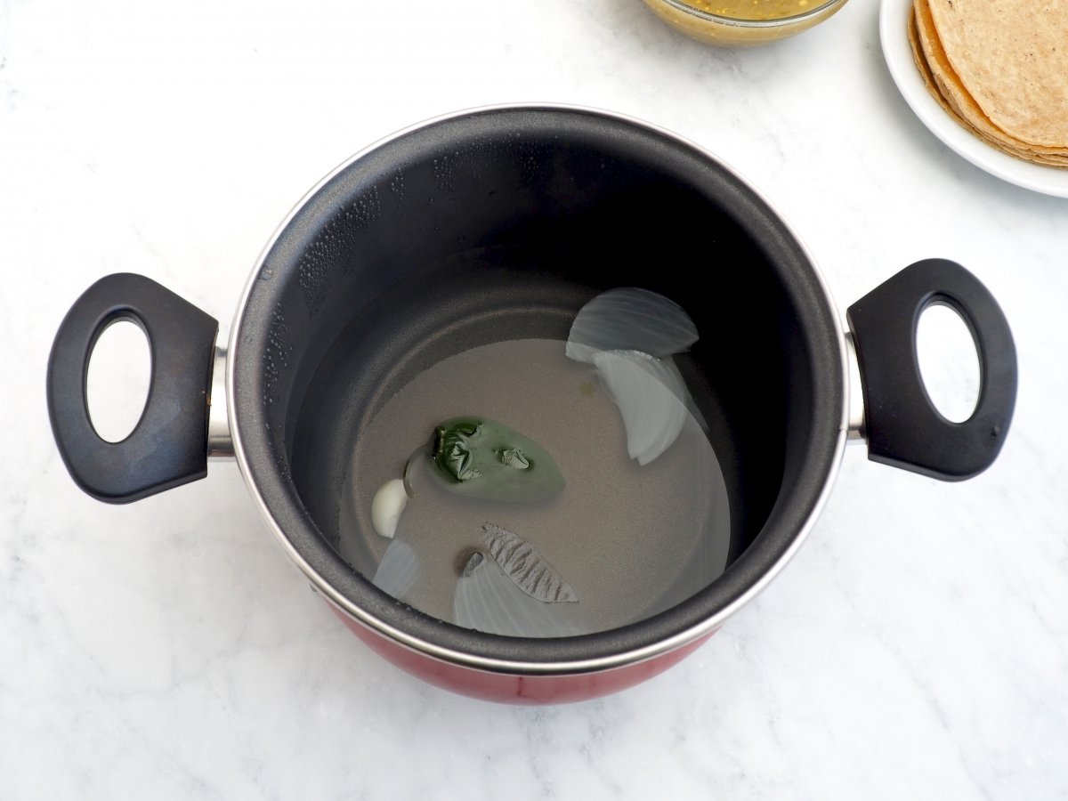 Cocer la cebolla y el chile jalapeño