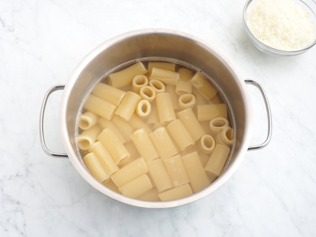 Cocer la pasta para la pasta alla gricia