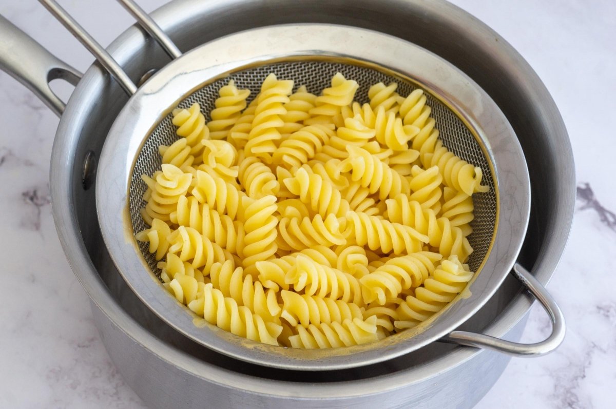 Cocer la pasta para las pasta chips