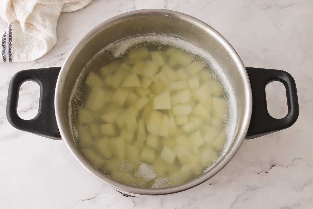 Cocer la patata para el relleno de las salteñas