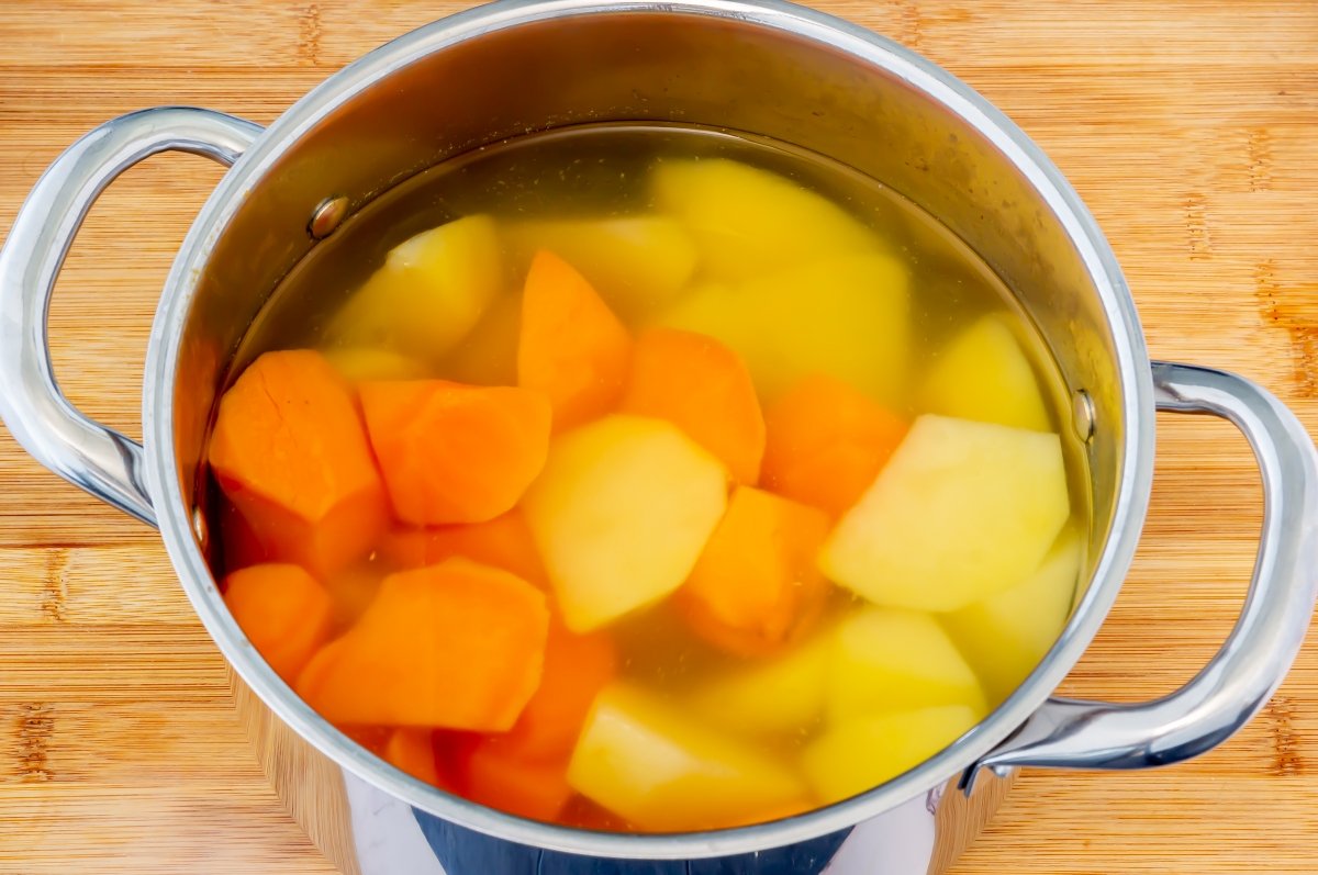 Cocer la patata y el boniato para el sancocho canario