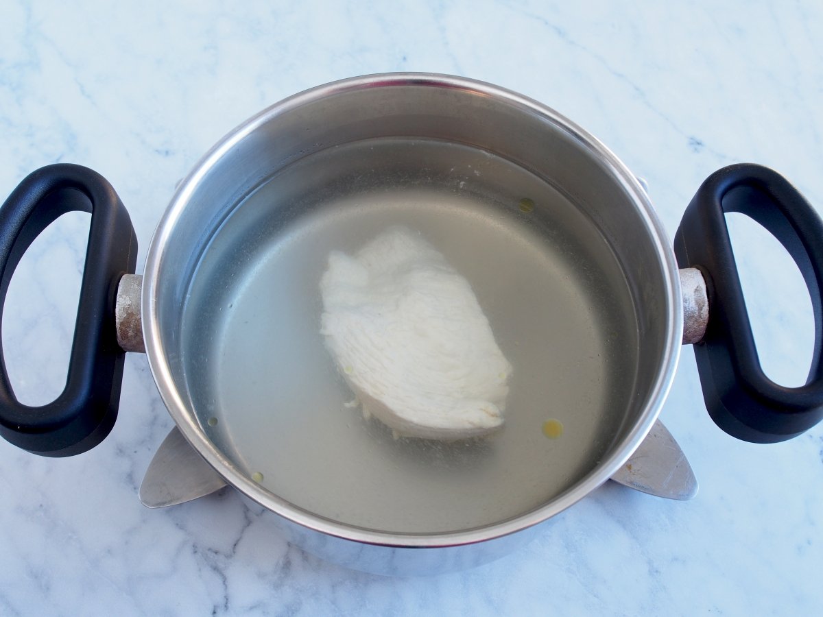 Cocer la pechuga de pollo en agua con sal