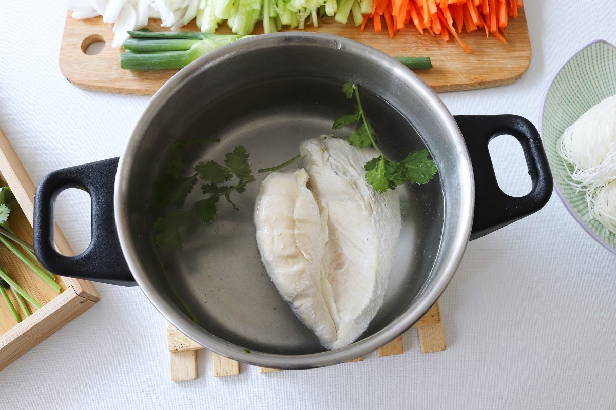 Cocer la pechuga de pollo para los rollitos vietnamitas