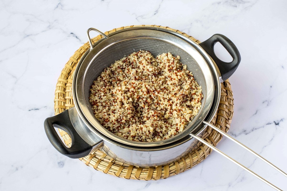 Cocer la quinoa para el poke bowl de quinoa y arroz vegano
