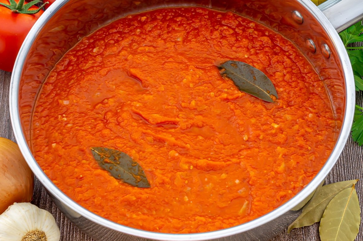 Cocer la salsa de tomate para el salmón