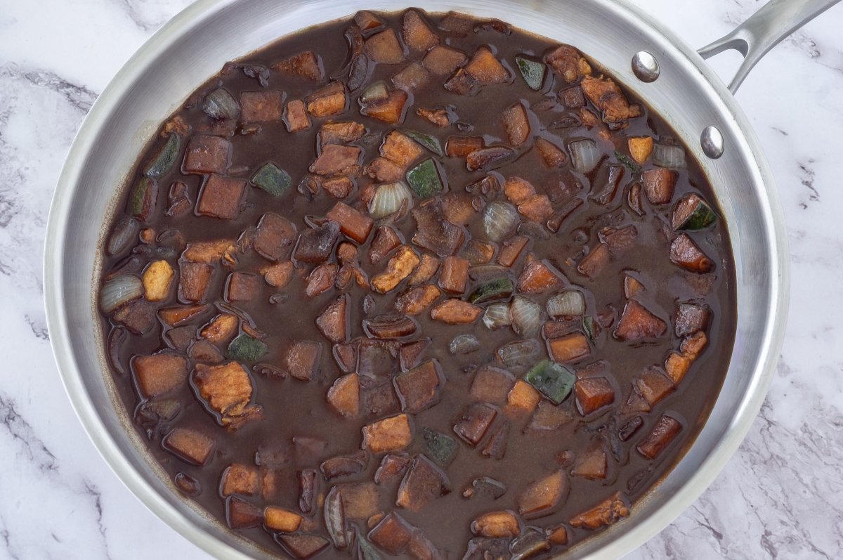 Cocer la salsa para los jajangmyeon