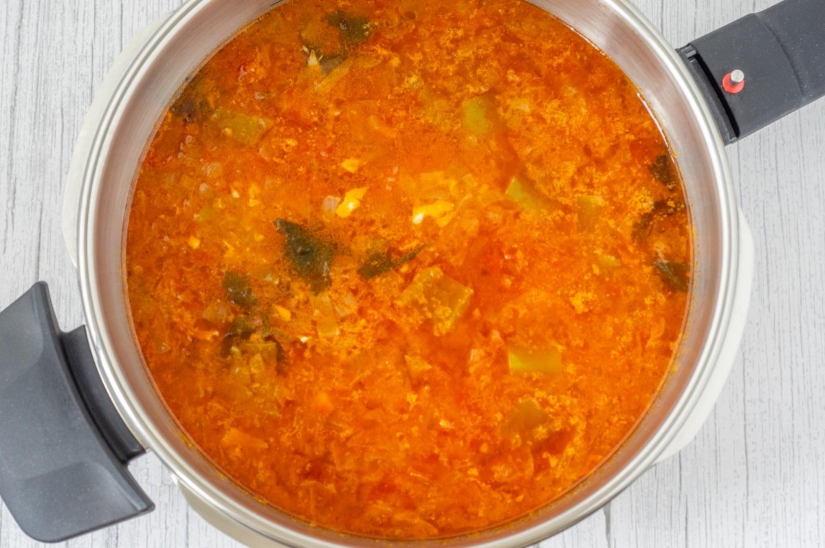 Cocer la sopa de tomate extremeña