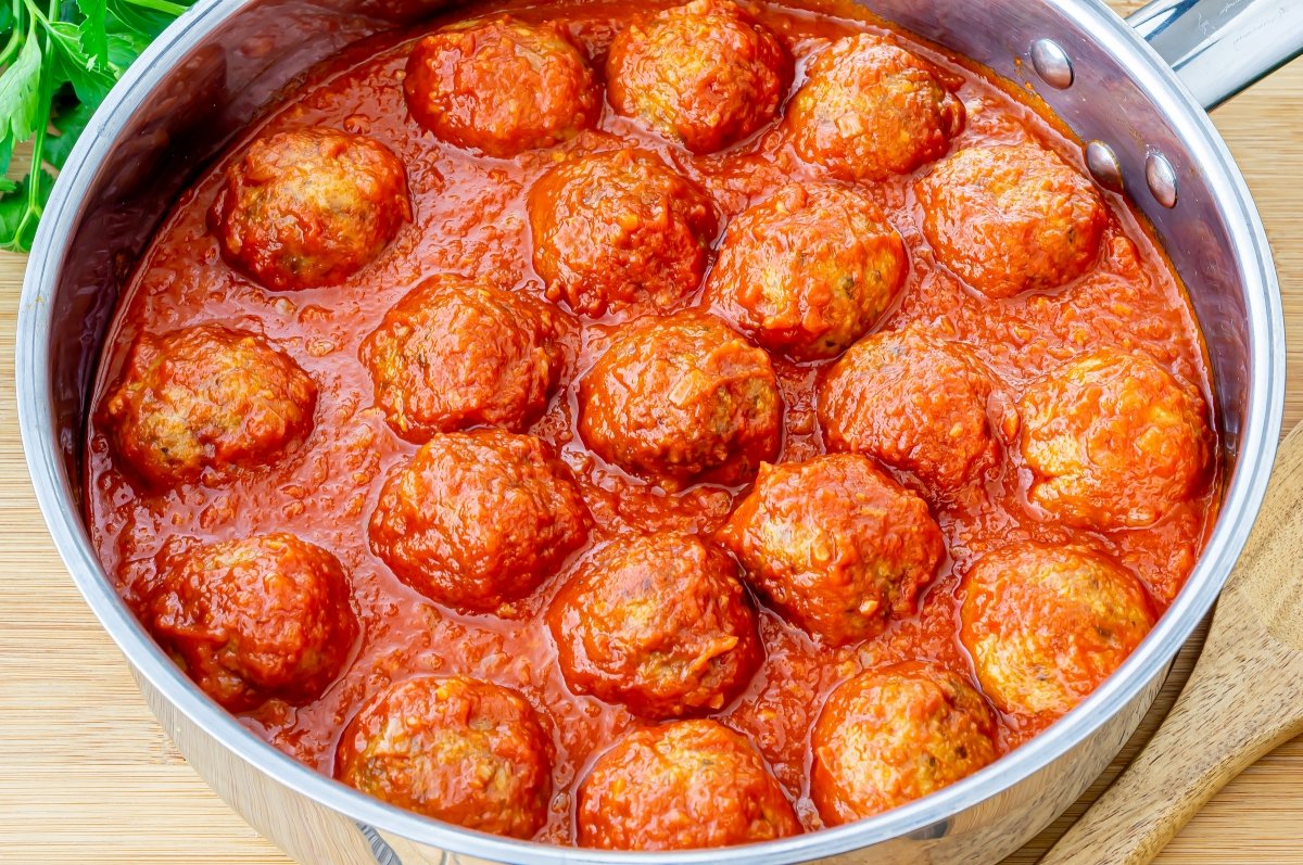 Cocer las albóndigas con tomate