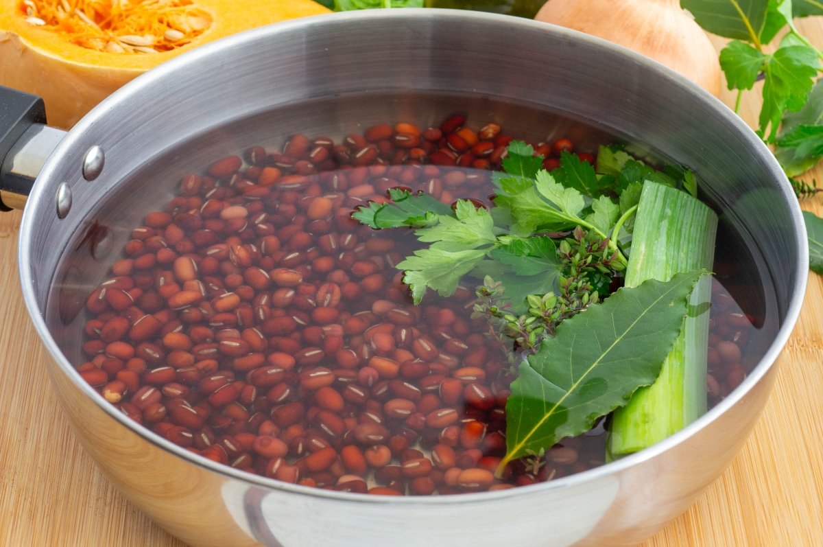 Cocer las azukis para hacerlas estofadas con calabaza y verduras