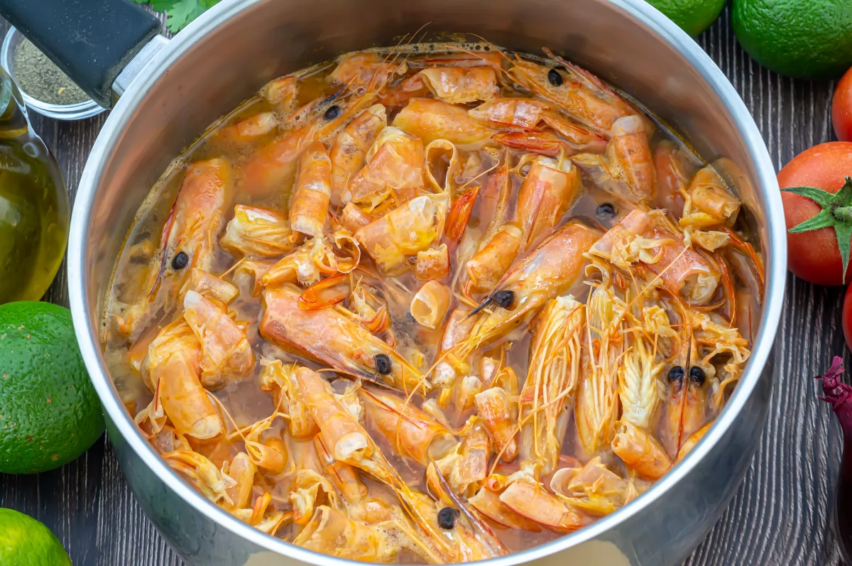 Ceviche de camarón 3 Cocer las cabezas y cáscaras de camarones
