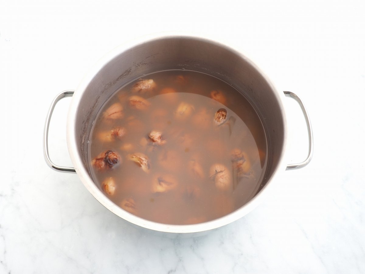 Cocer las castañas en agua con sal para las castañas en almíbar