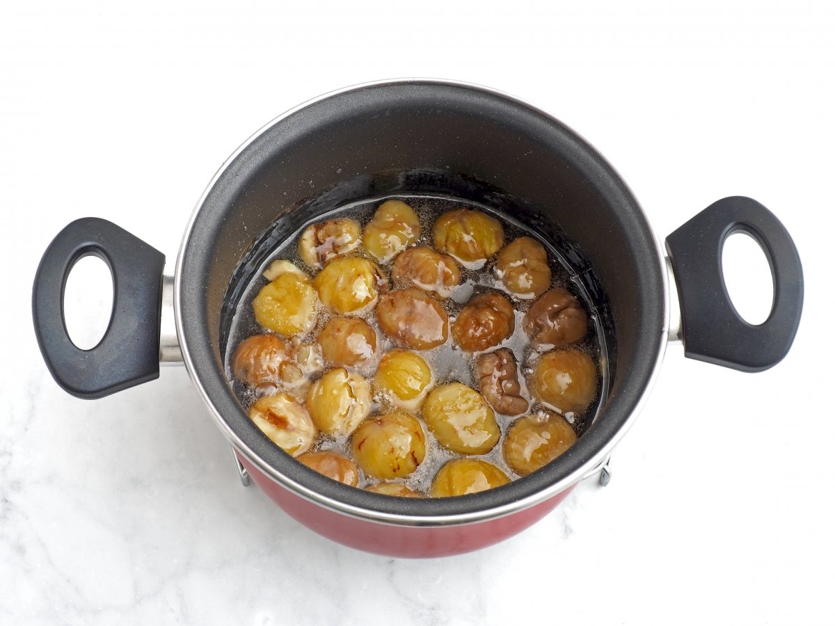 Cocer las castañas en el almíbar