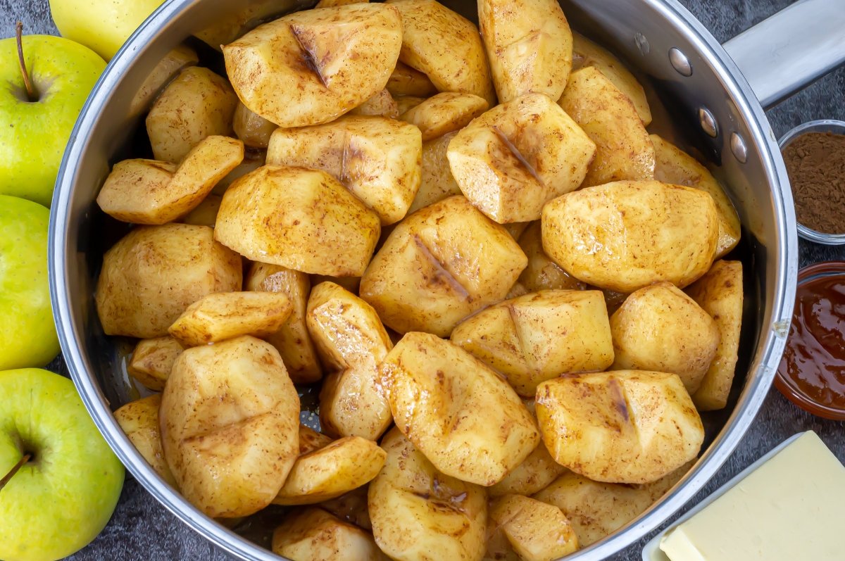 Cook apples with cinnamon and butter