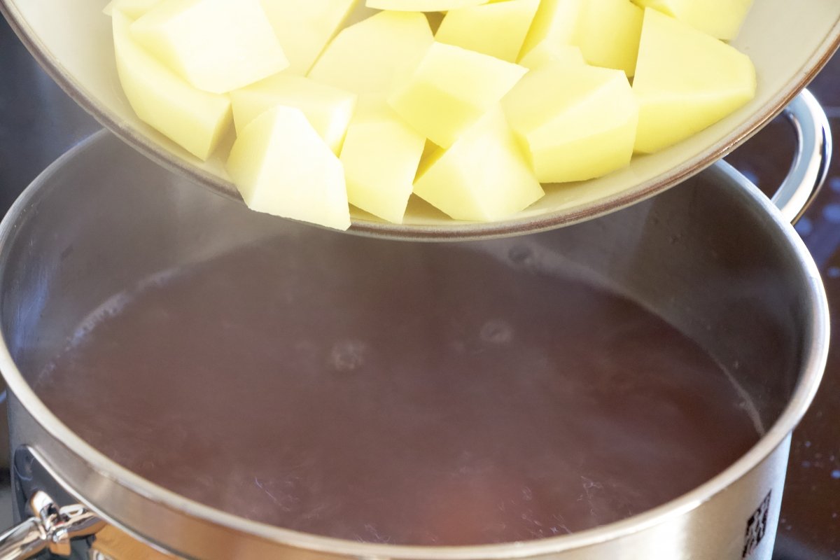Cocer las patatas en el agua de cocer el pulpo