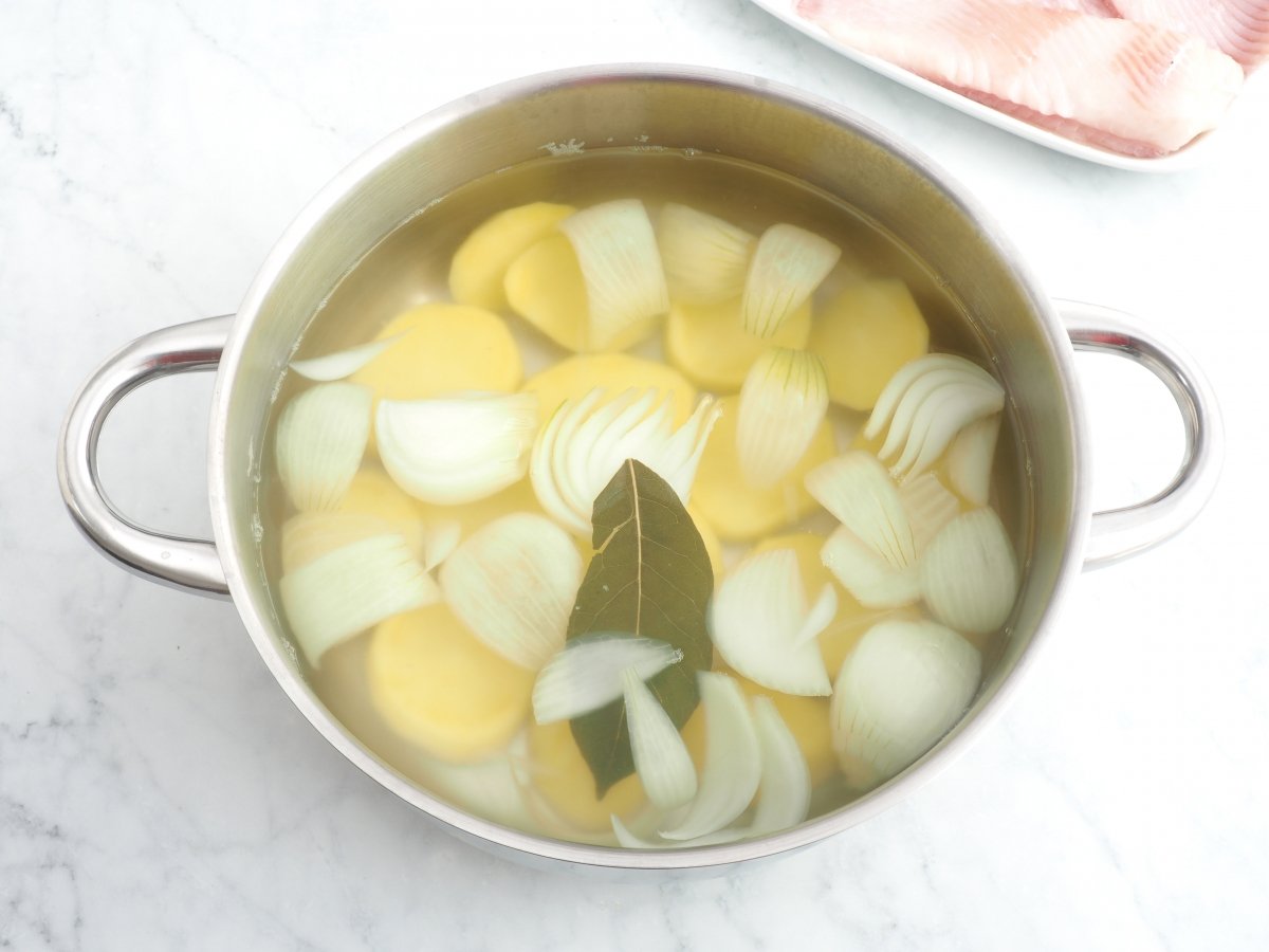 Cocer las patatas con la cebolla para la caldeirada