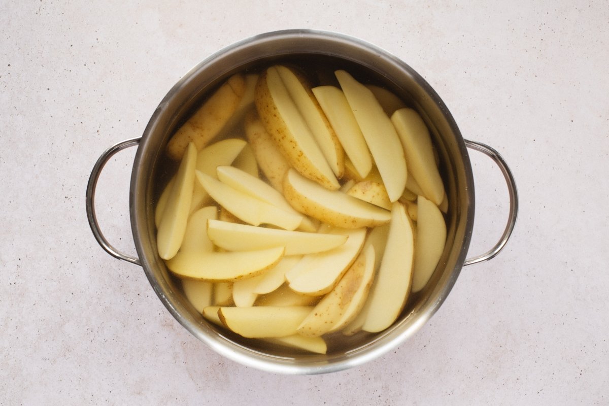 Cocer las patatas en agua con sal