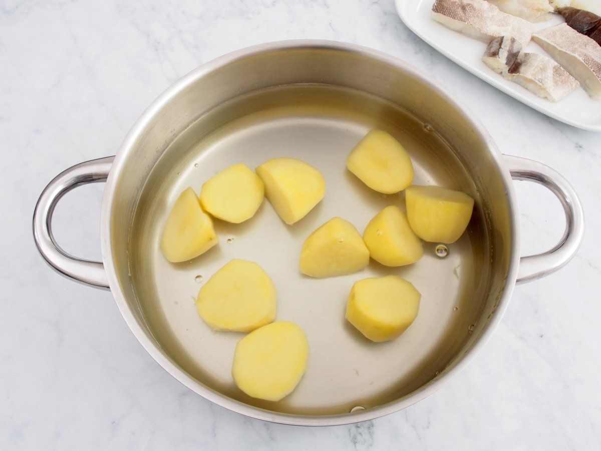 Cocer las patatas para el ajoarriero