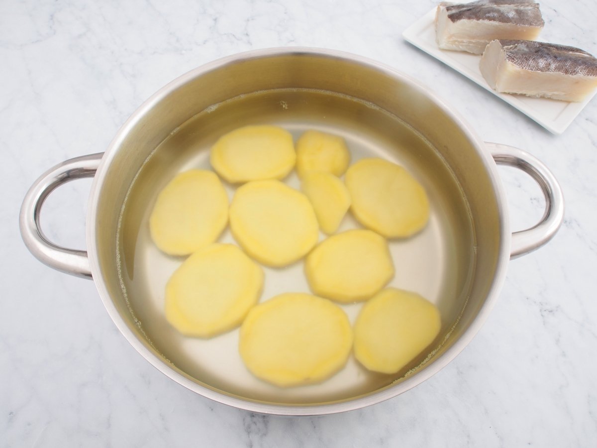 Cocer las patatas para el bacalao a la gallega