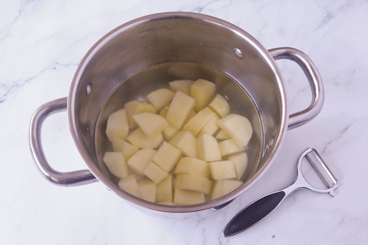 Cocer las patatas para el parmentier del pulpo a la brasa