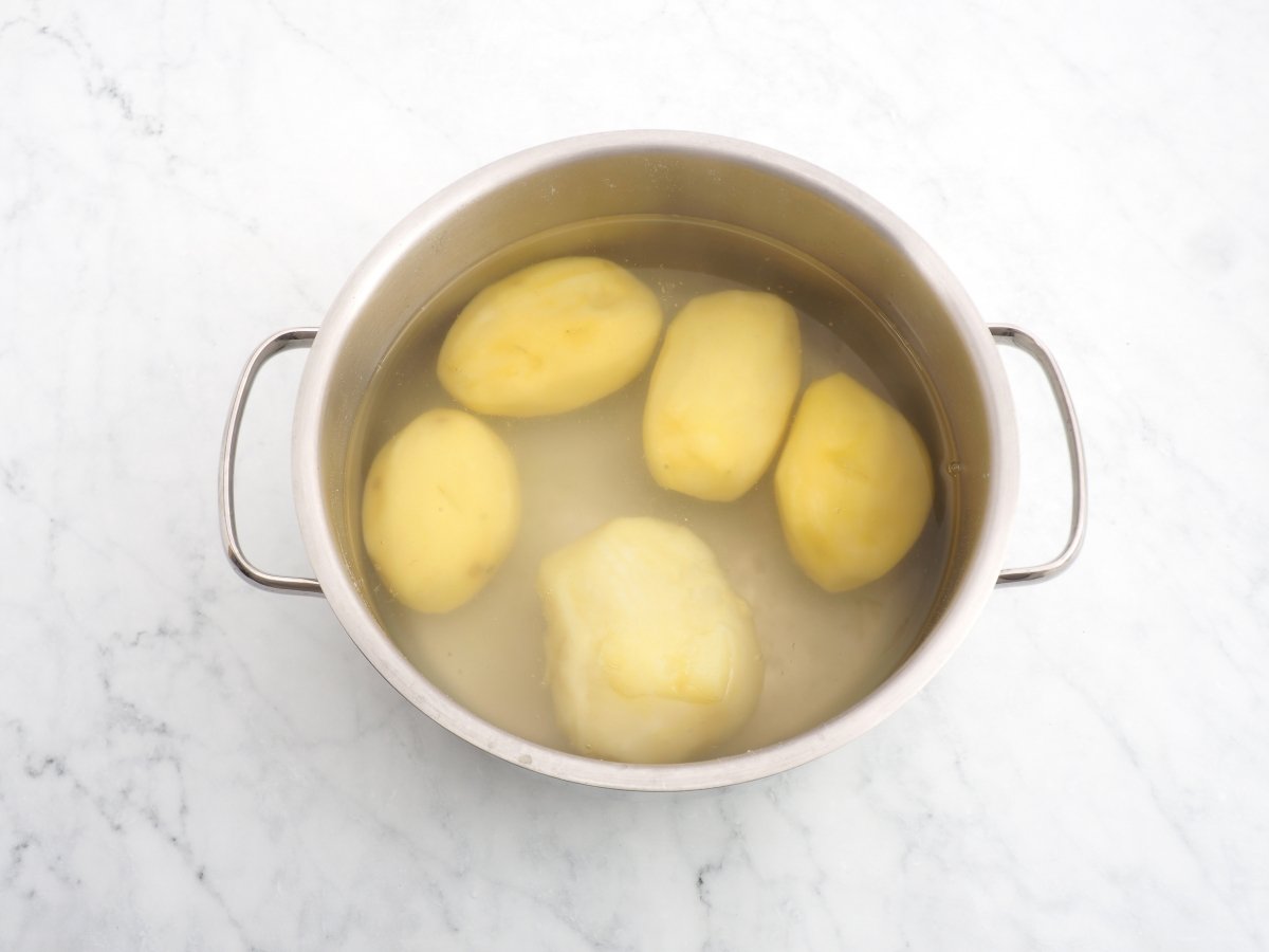 Cocer las patatas para el puré del cottage pie