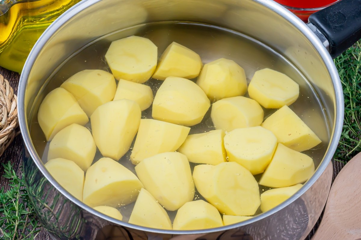 Cocer las patatas para el puré