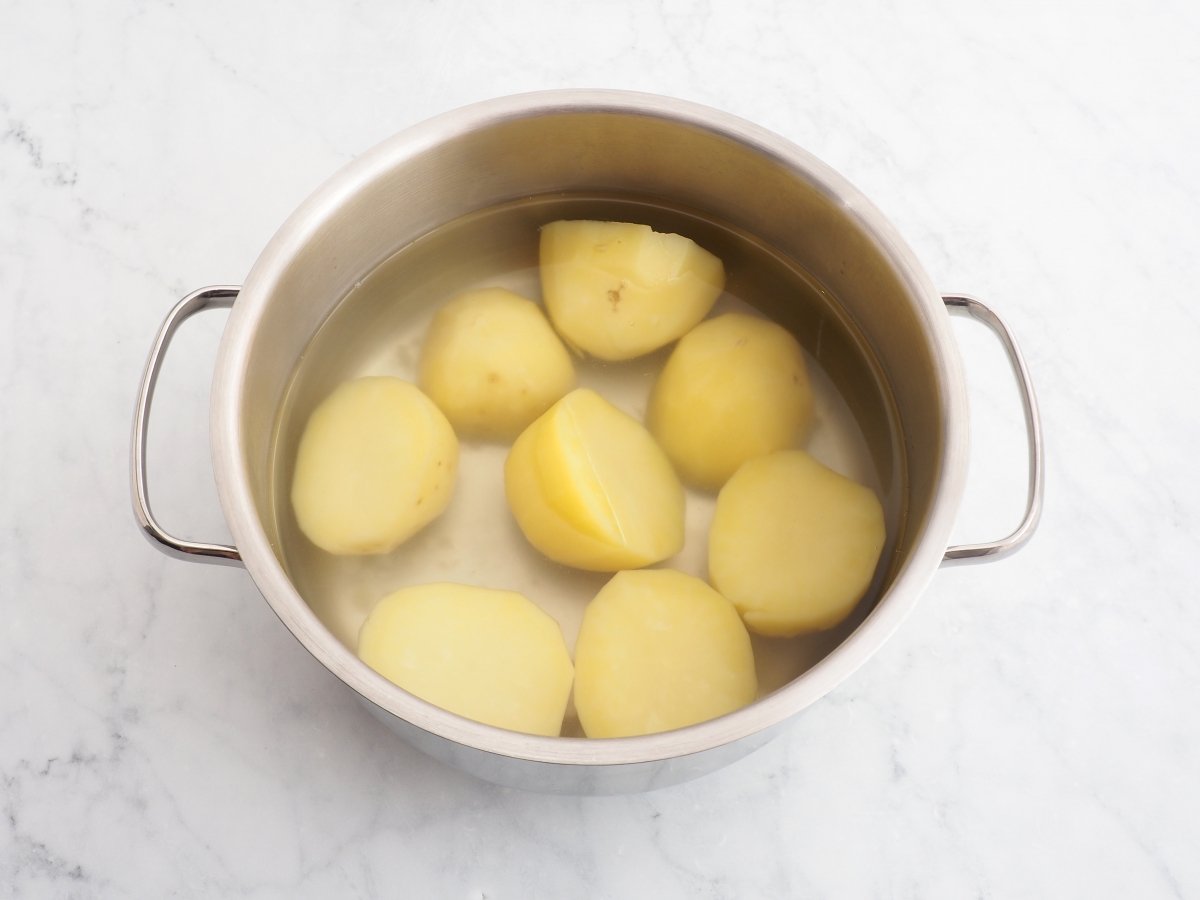 Cocer las patatas para la carne richada