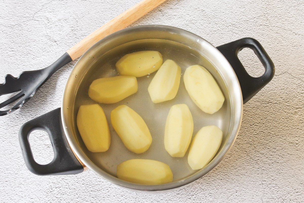 Cocer las patatas para la merluza al cava