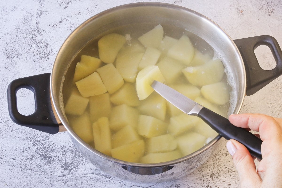 Cocer las patatas para los llapingachos