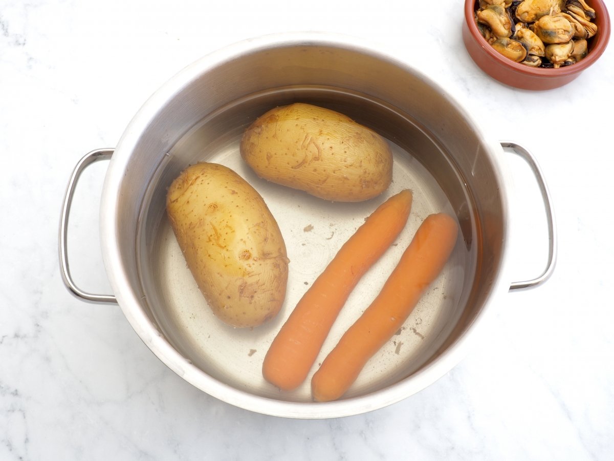 Cocer las patatas y la zanahoria para la ensaladilla de mejillones
