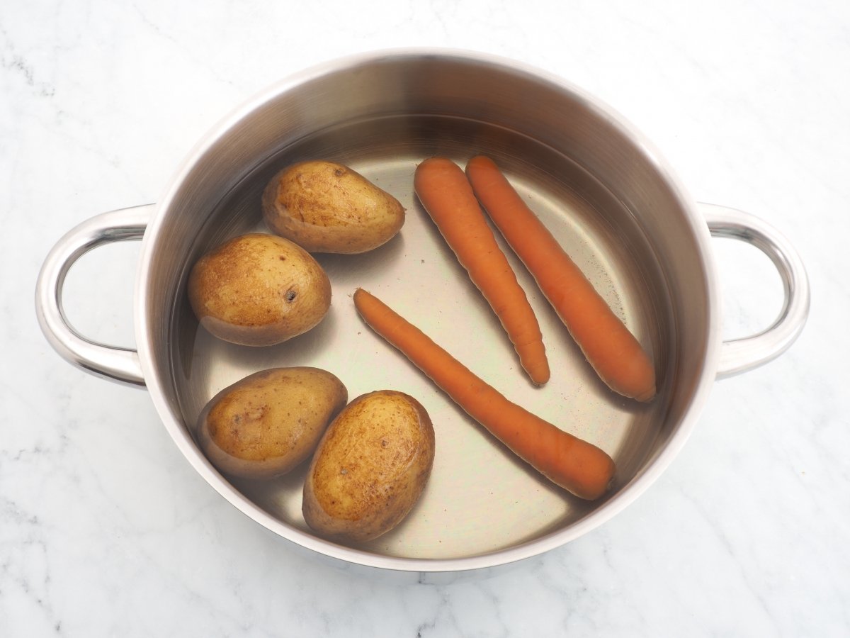 Cocer las patatas y zanahorias